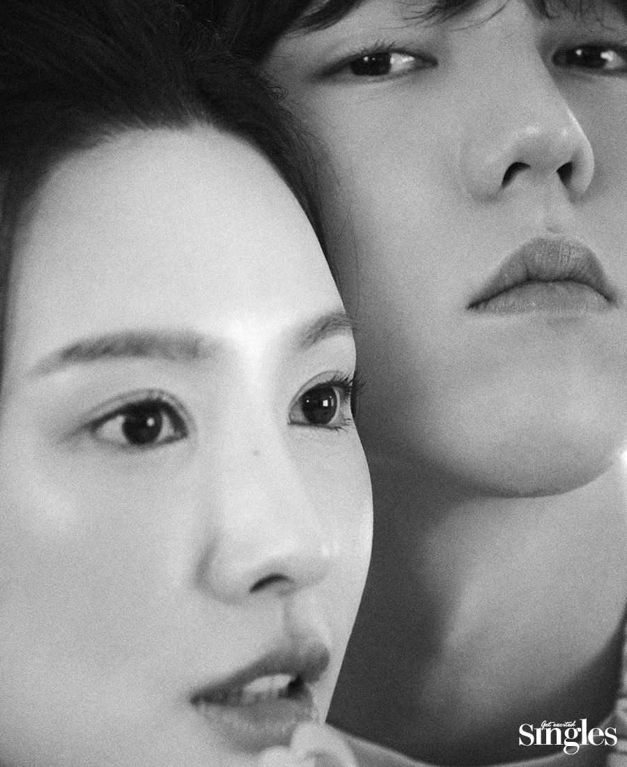 희두가 디올의 오블리크 반소매 셔츠를 착용하고 나연과 함께 촬영한 싱글즈 화보